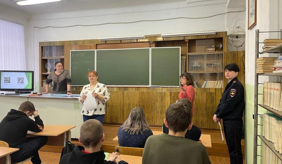 Полиция пришла к студентам, чтобы поздравить их с праздником